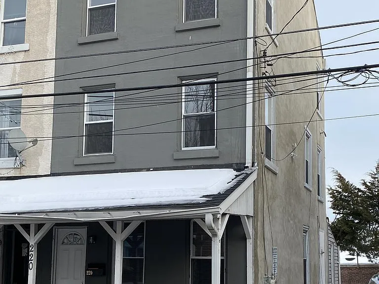 220 Pearl St — Photo 1