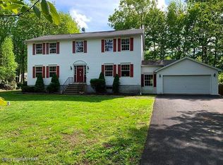 12 Devonshire Ln, Mount Pocono, PA 18344