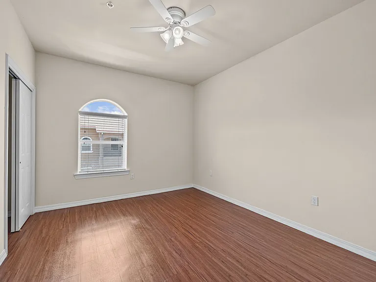 Las Torres Apartments — Photo 8