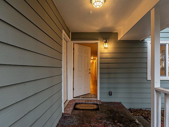 3rd image of 3512 E McLoughlin Blvd