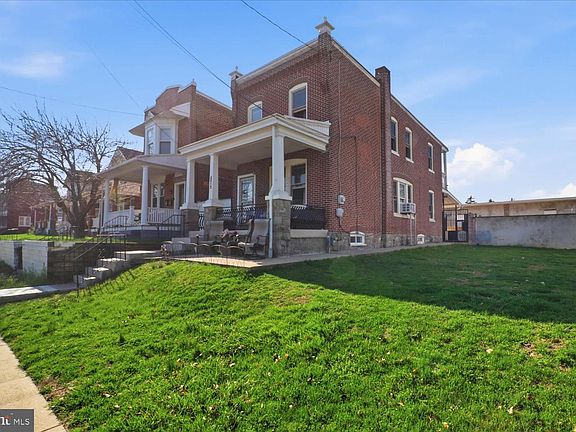 3rd image of 875 Manor St