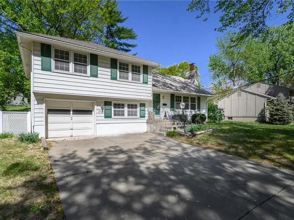 8734 Foster Ln, Overland Park, KS 66212