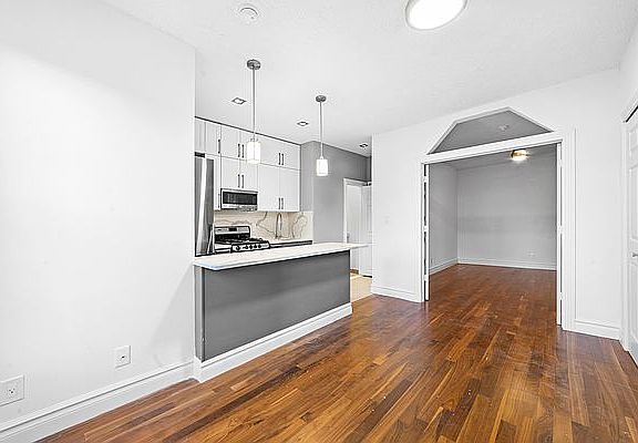 3rd image of 160 Smith St APT 3R