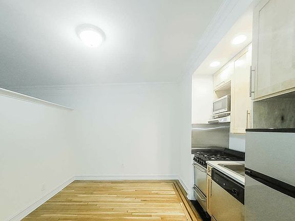 4th image of 213 E 51st St #5B