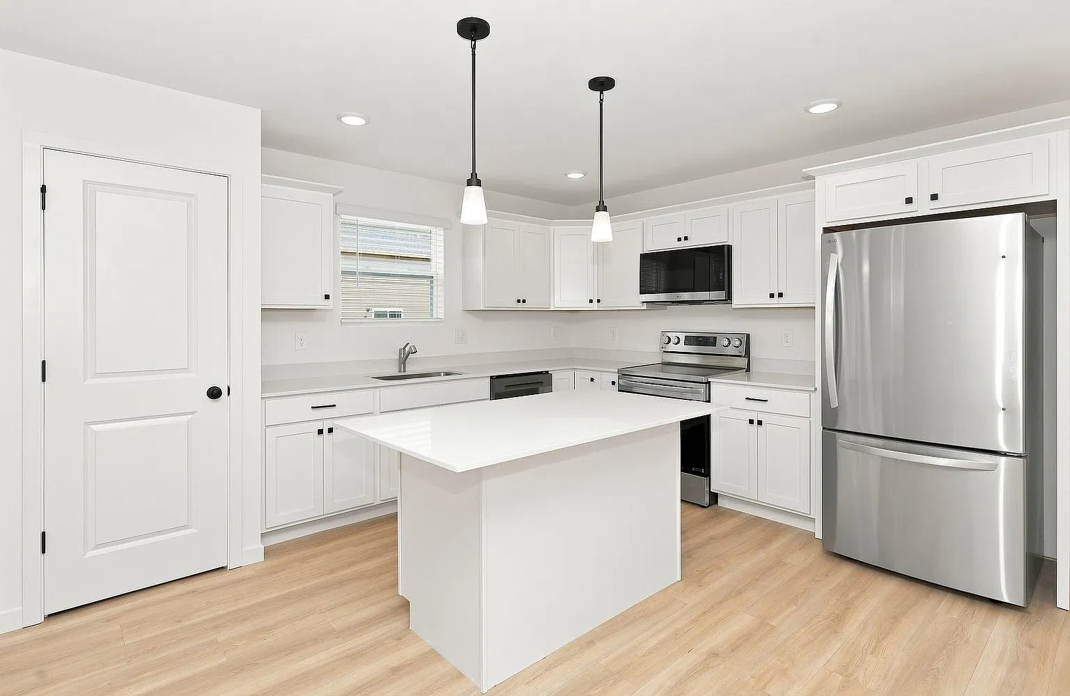 1 Month FREE Rent! Applied to Your First Full Month. Terms & Conditions Apply. — Photo 3