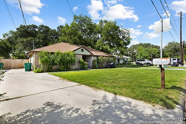 2 bed, 1.0 bath, 878 sqft, $1,300 — Photo 2
