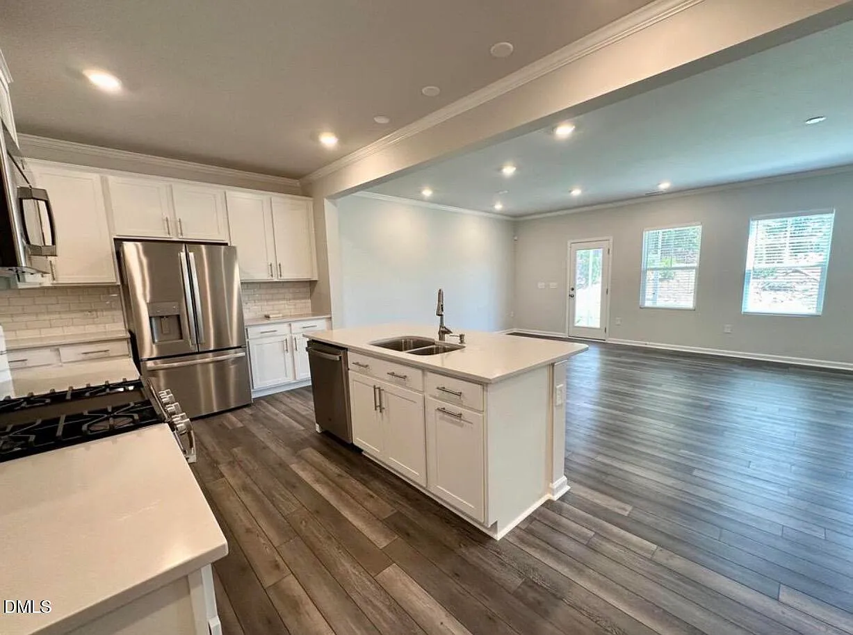 3 bed, 2.5 bath, 1924 sqft, $2,195 — Photo 4