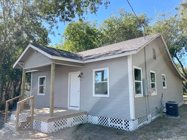 409 E DANIEL ST, Uvalde, TX 78801