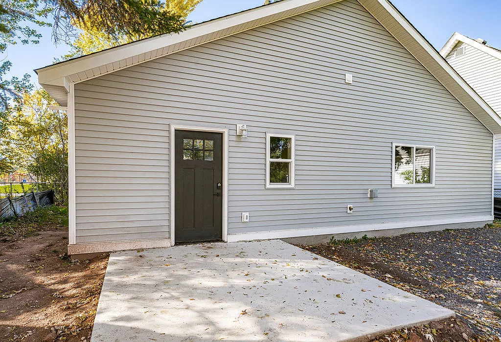 2 bed, 800 sqft, $2,000 — Photo 3