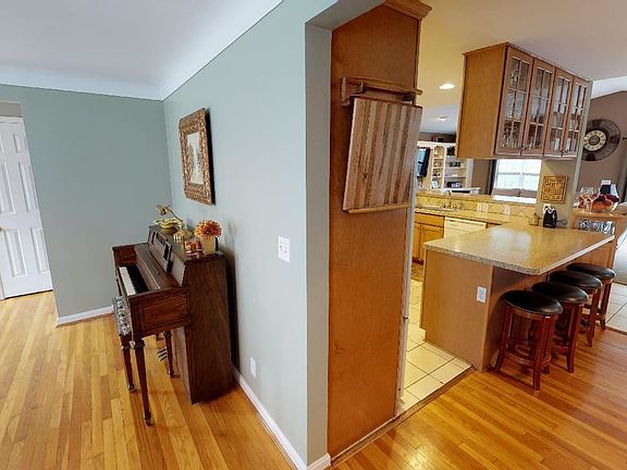 4th image of 8388 Holiday Hills Dr