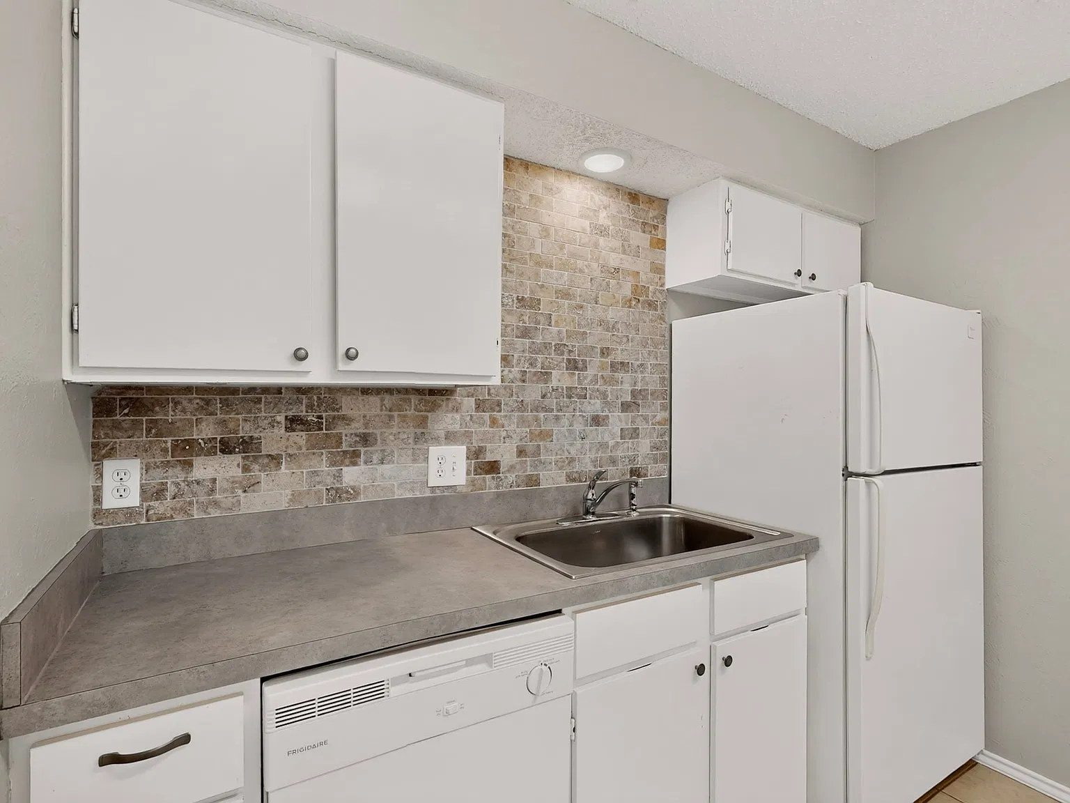 2 bed, 1050 sqft, $1,550 — Photo 3
