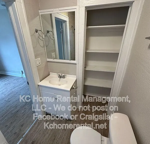 305-307 N Gladstone Blvd #21 — Photo 32
