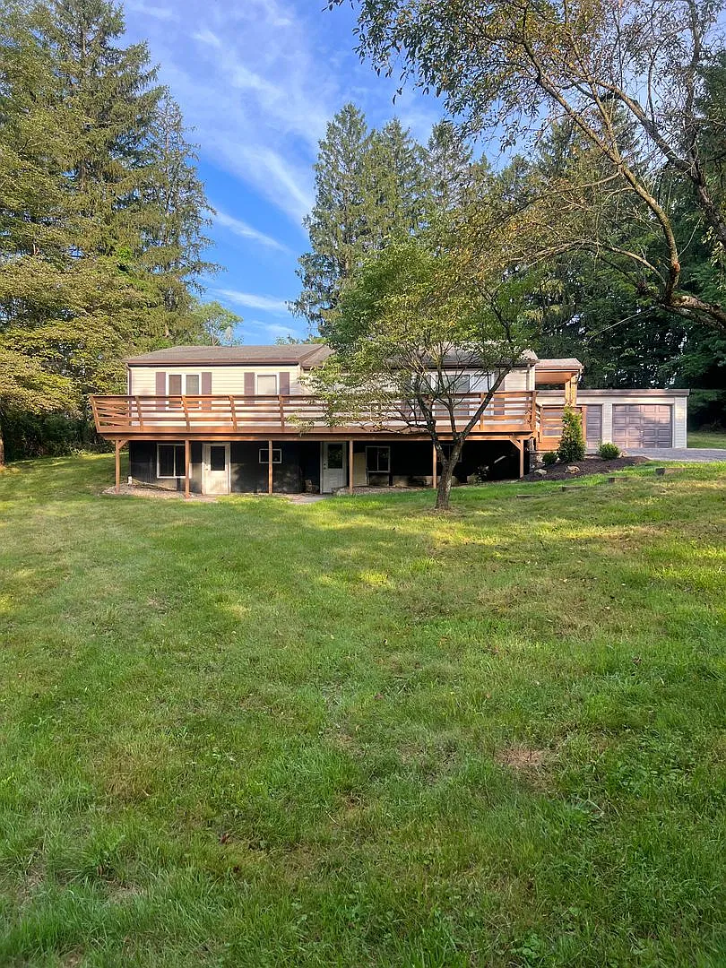 Private retreat in Cranberry offering 3 bedrooms, 2-bathrooms — Photo 1