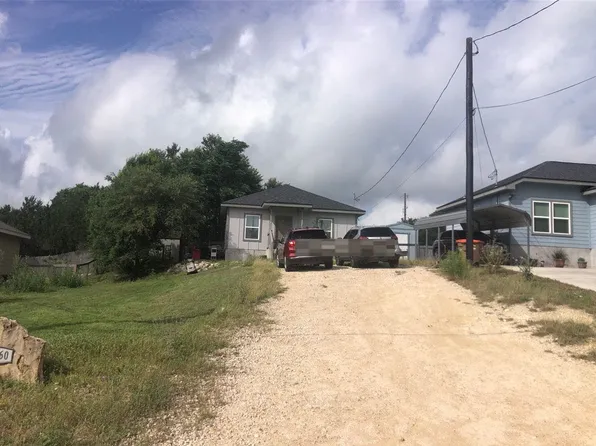 1260 Mountain View Dr, Canyon Lake, TX 78133