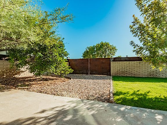 3rd image of 1217 W Manhatton Dr