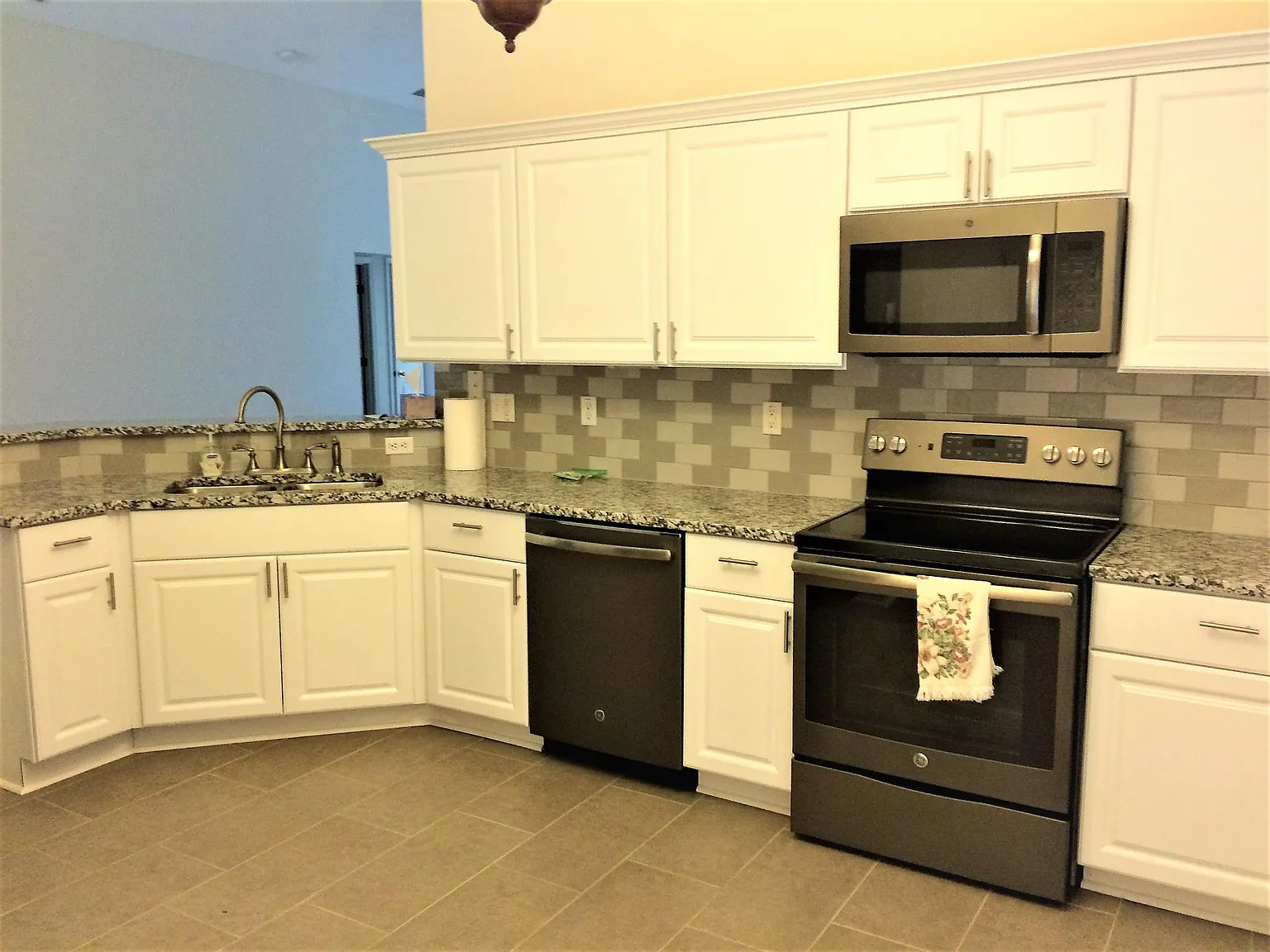 4 bed, 2367 sqft, $2,300 — Photo 3