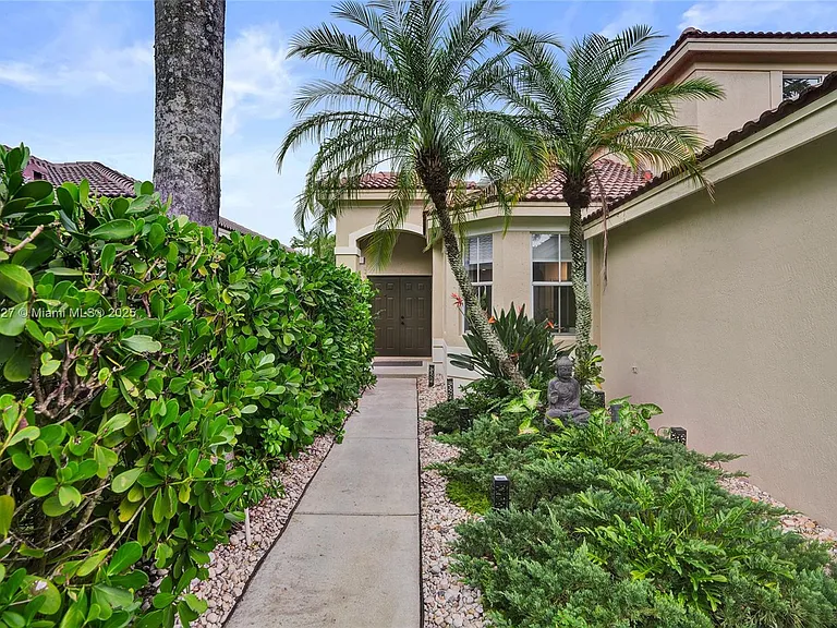1725 Winterberry Ln — Photo 6