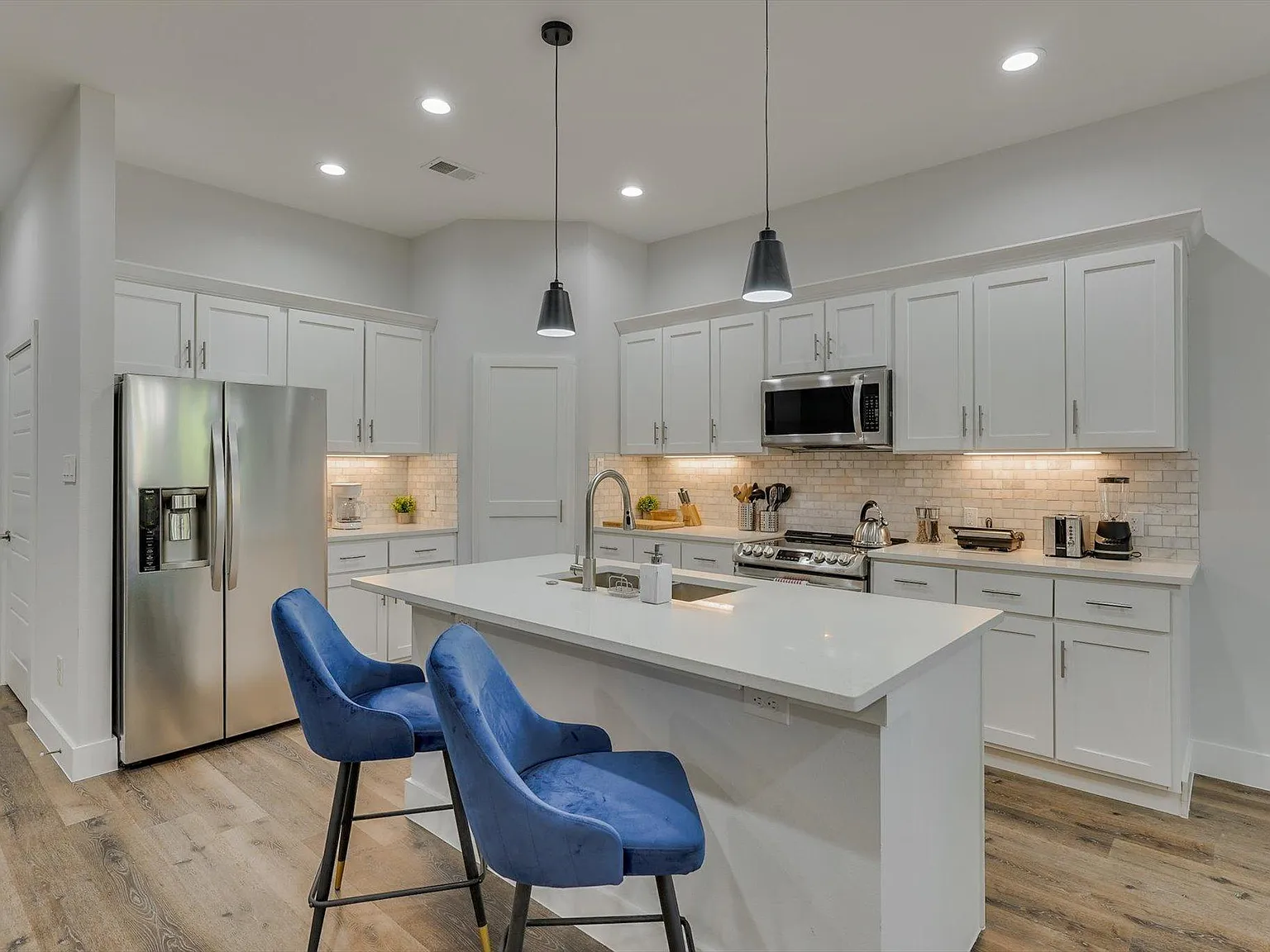 5 bed, 2.5 bath, 2125 sqft, $8,250 — Photo 3