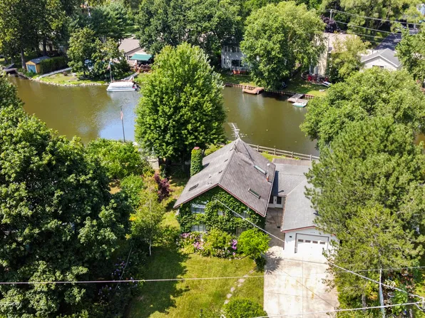 224 Channel Dr, Island Lake, IL 60042