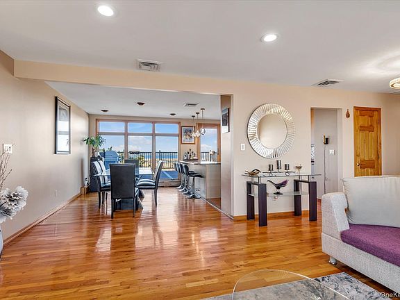 4th image of 909 Gerry Avenue