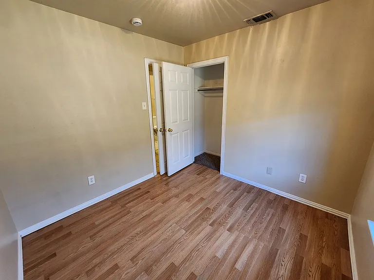 939 Baker St — Photo 13