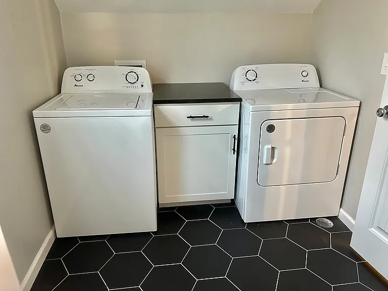 1015 W Franklin Ave — Photo 28