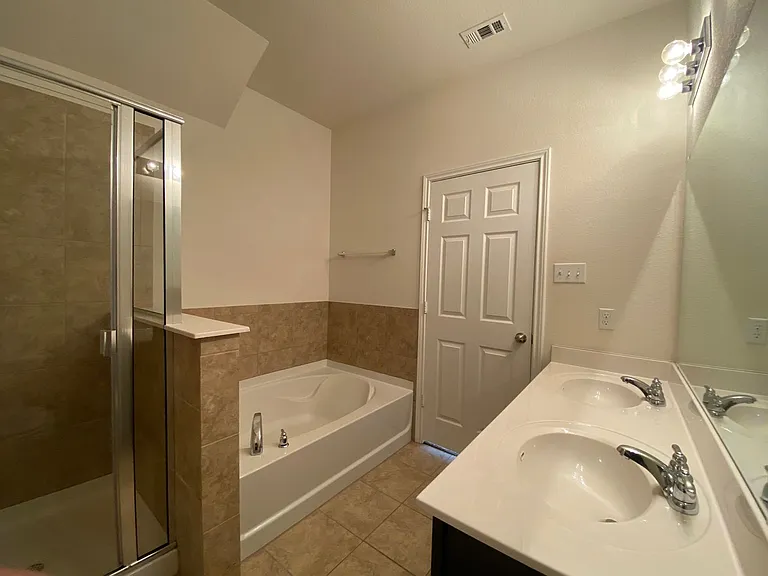 408 E Vega Ln — Photo 8