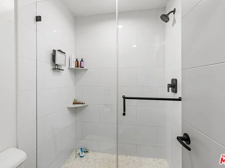 12801 Moorpark St #206 — Photo 17