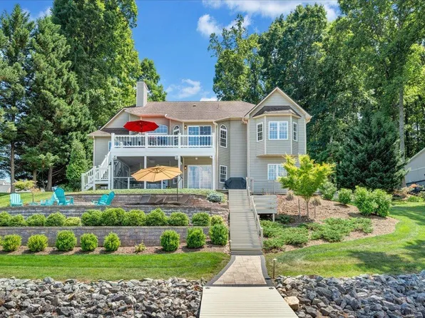 625 Winding Waters Dr, Moneta, VA 24121