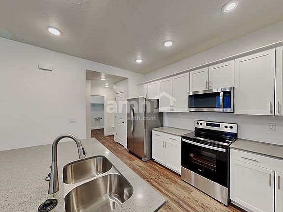 3rd image of 6806 N Silver Creek Dr