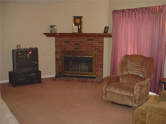 3rd image of 9391 Charter Dr
