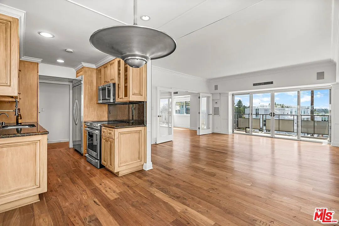 2 bed, 2.0 bath, 1137 sqft, $5,795 — Photo 3