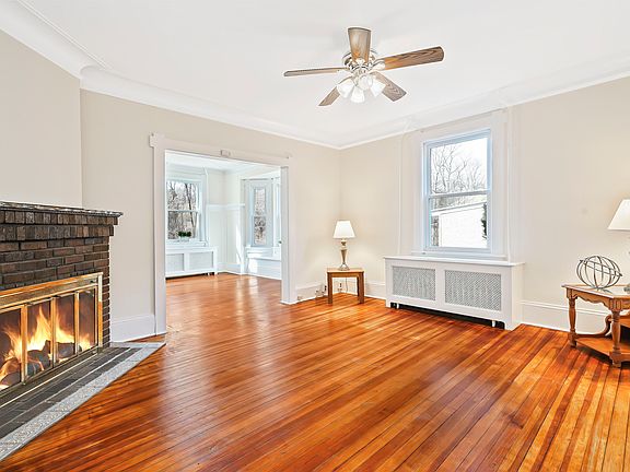 2nd image of 16 E Sunnyside Ln