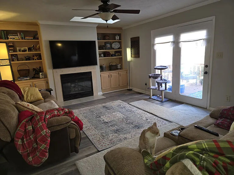 2747 Linden Ln — Photo 7