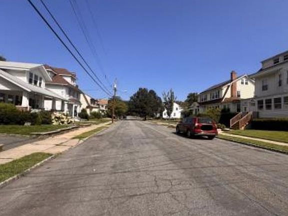 Exterior Neighborhood (street photo)