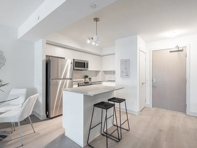 3385 Dundas St W — Photo 8