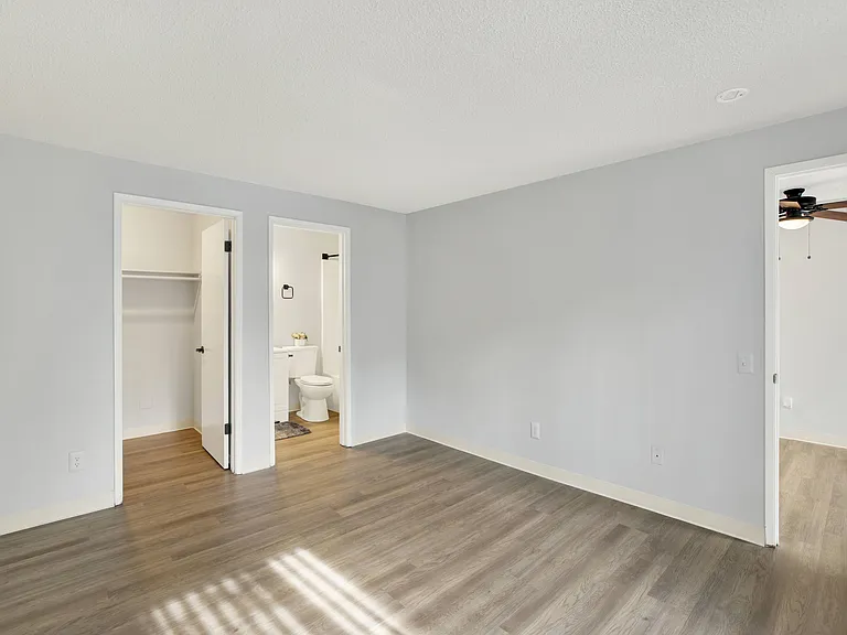 Capri Apartments — Photo 38