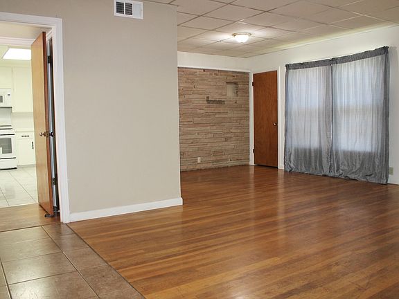 3rd image of 922 Linda Lou Dr