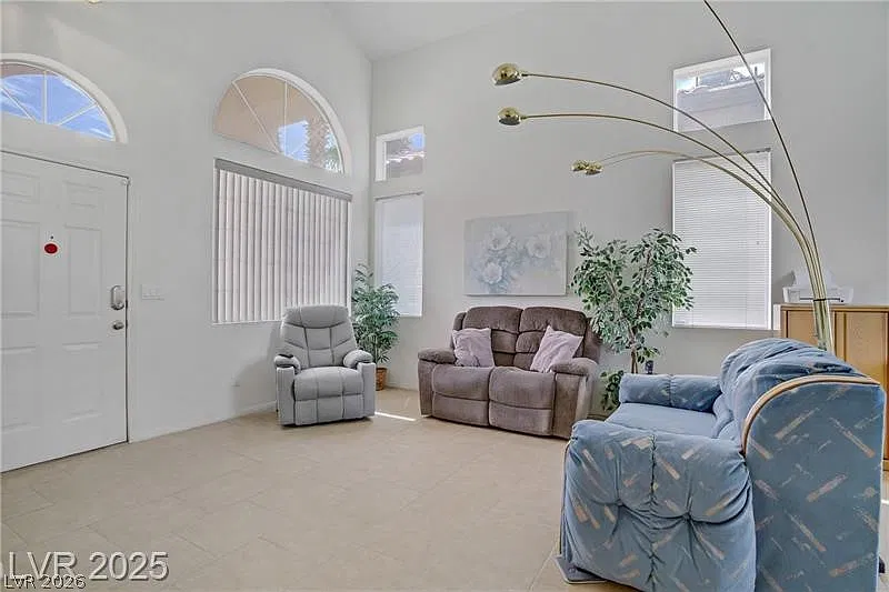 3 bed, 2.5 bath, 2001 sqft, $2,600 — Photo 3