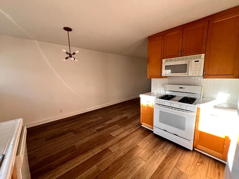 808-812 Westmount Dr — Photo 32