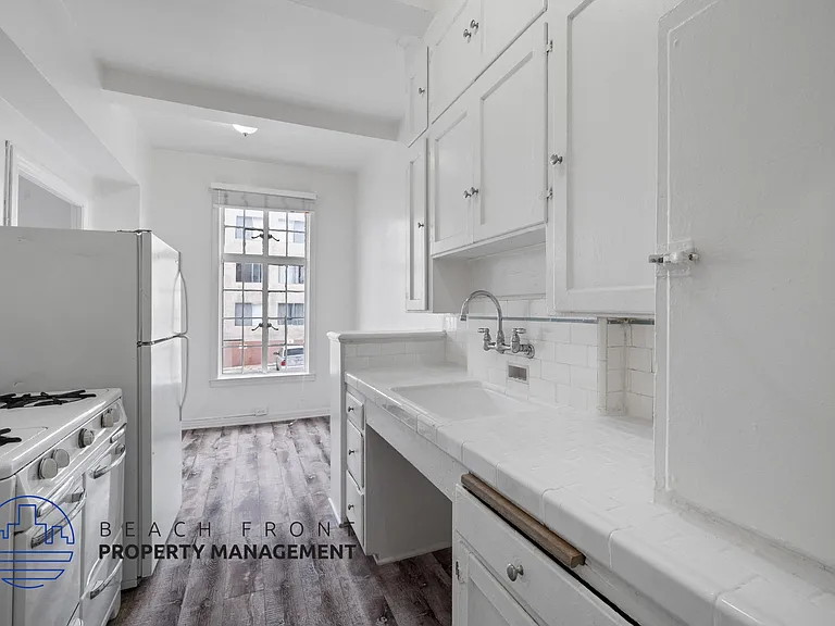 512 S. Hobart Blvd. — Photo 11