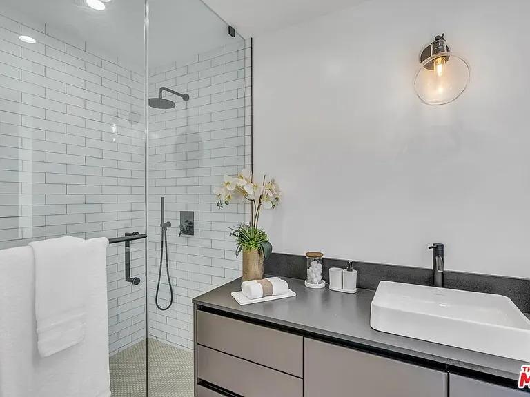 135 S Linden Dr — Photo 27