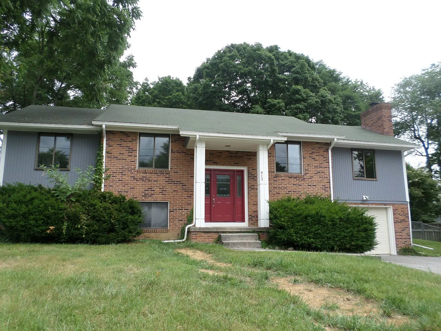 4 Bedroom 3 Bath House with 1 Car Garage — Photo 4