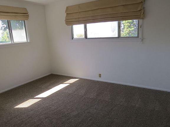 4th image of 1490 Hillcrest Dr