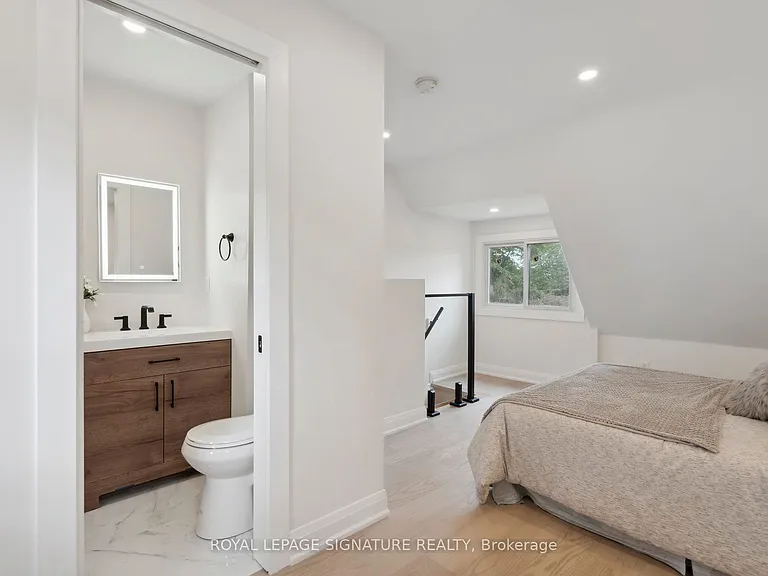 36 Tennis Cres #UPPER — Photo 8