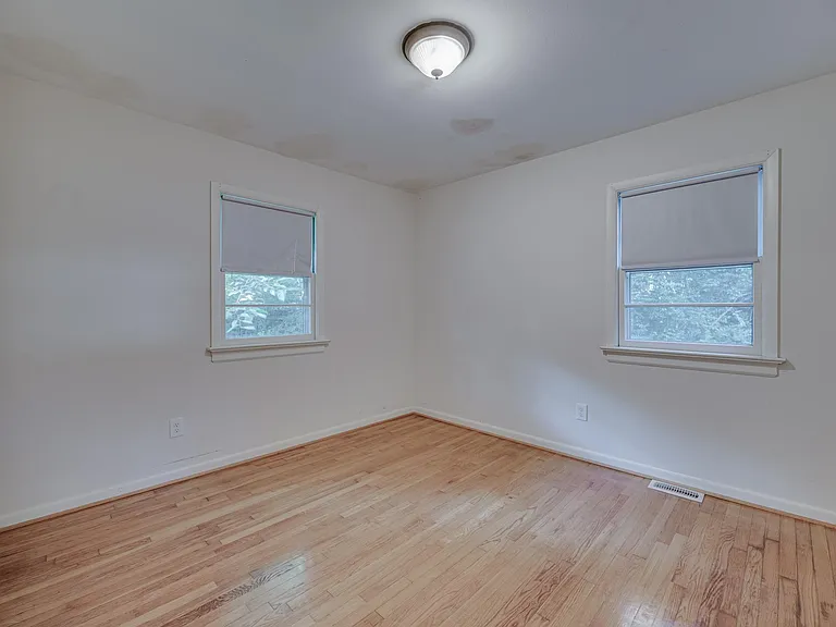 121 Winston Dr — Photo 16