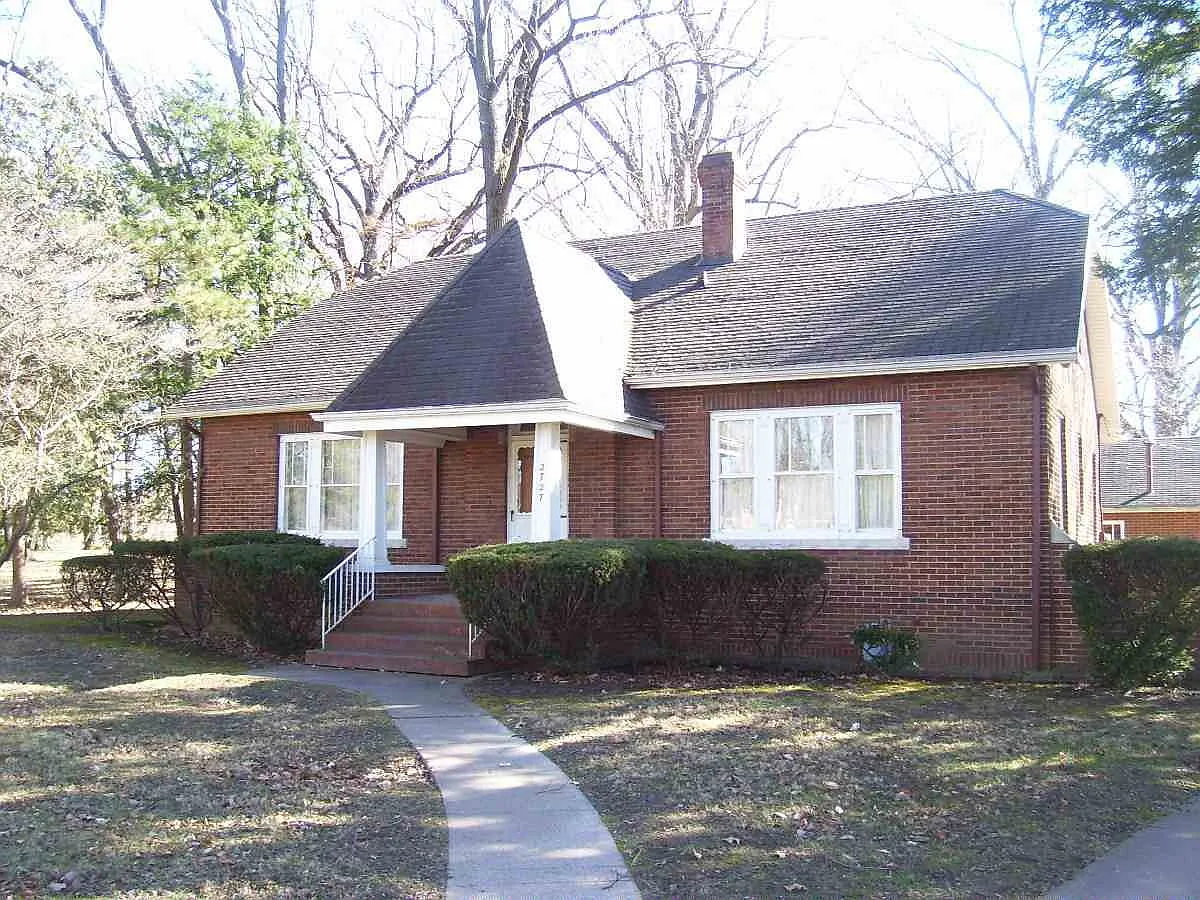 2727 E Broadway photo 1