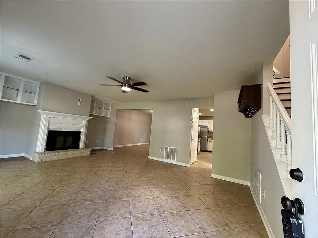 3 bed, 2.5 bath, 1612 sqft, $2,095 — Photo 2