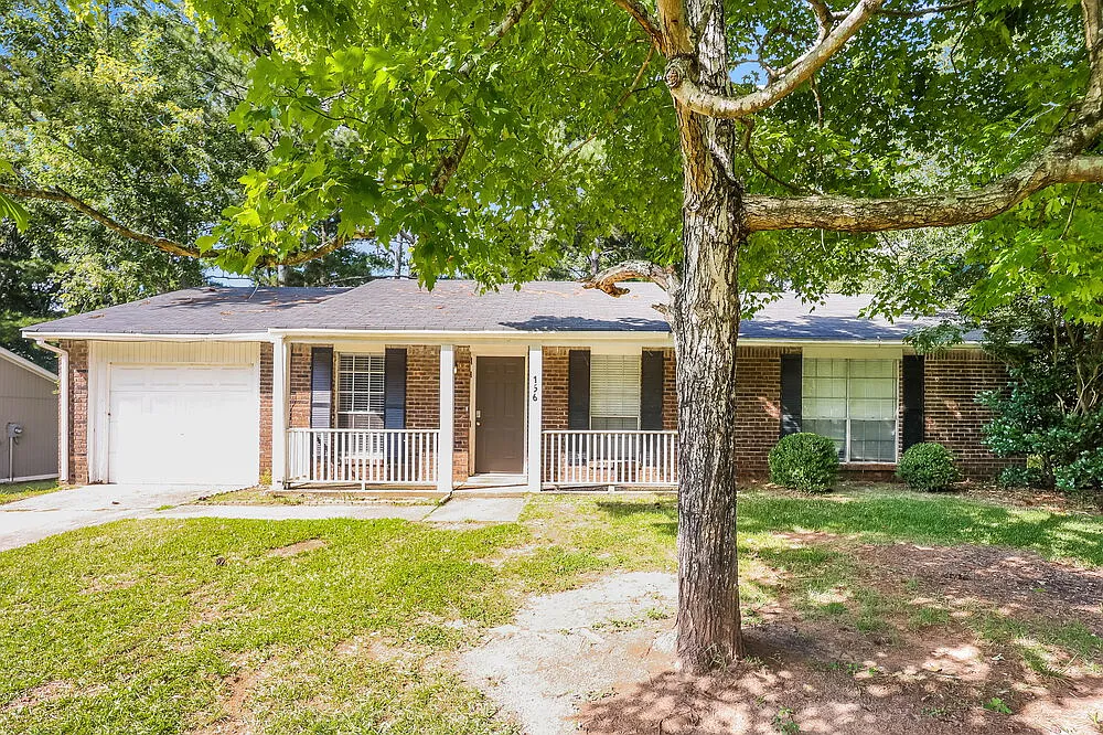 3 bed, 1.5 bath, 1056 sqft, $2,070 — Photo 1