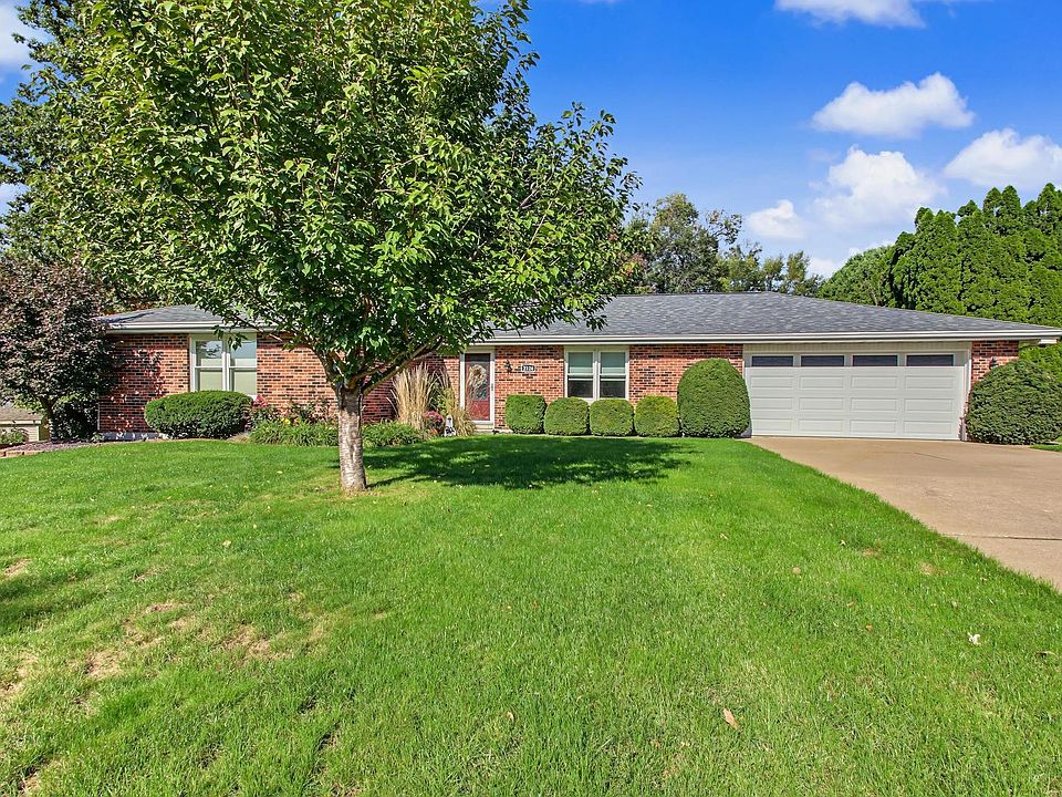 1st image of 2126 W Huntington Dr